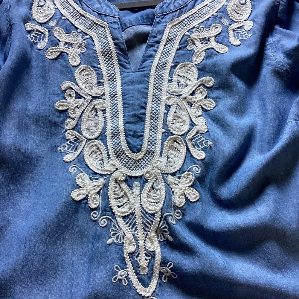 Chico's Chambray Lyocell V Neck Blouse Longline 3/4 Sleeve Lace Applique XL/16 - Picture 9 of 9